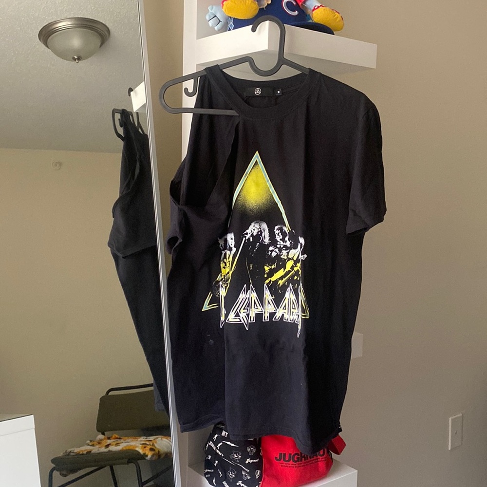 Cut out shoulder graphic band tee!